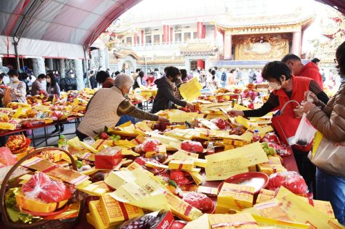 天赦日完整祭拜攻略!供品金紙怎麼準備?「最強轉運」就在今天 ▲今天是天赦日,台北市松山奉天宮開法會為信眾祈福。(圖/翻攝松山奉天宮臉書)