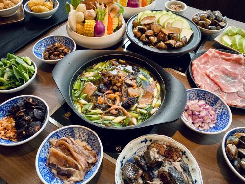 ▲主打台式鍋物的「萬客什鍋」，從台中北上開店後一位難求，總算迎來二店「長安東店」，同樣大排長龍。（圖／記者蕭涵云攝）