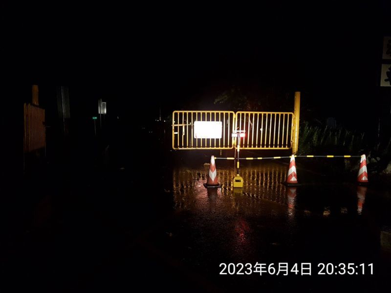 ▲台9丁線37.7k發生零星落石，20時30分起武塔~漢本路段進行道路管制。（圖／公路總局提供）