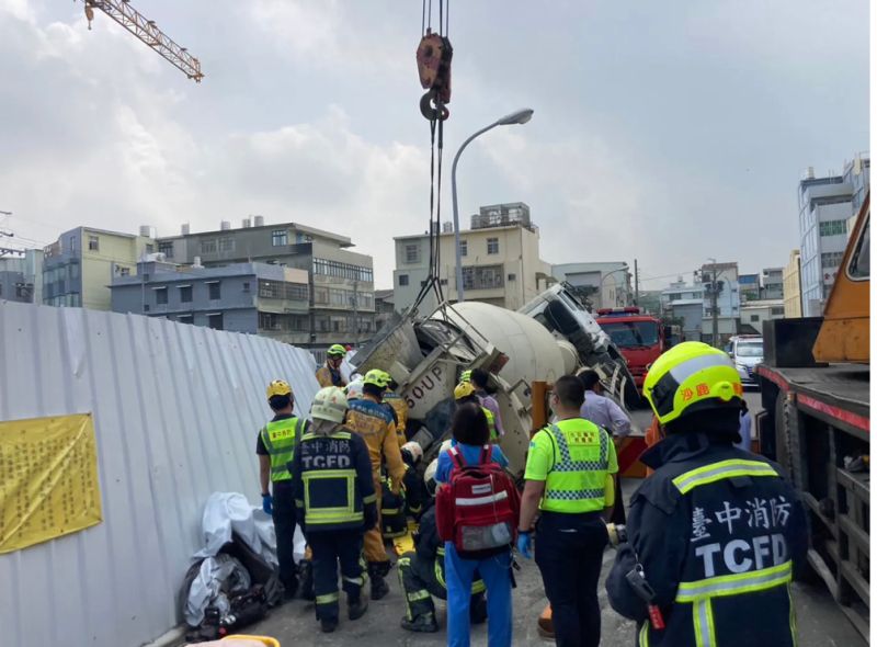 ▲台中沙鹿5日上午發生工安意外。（圖／翻攝自記者爆料網）