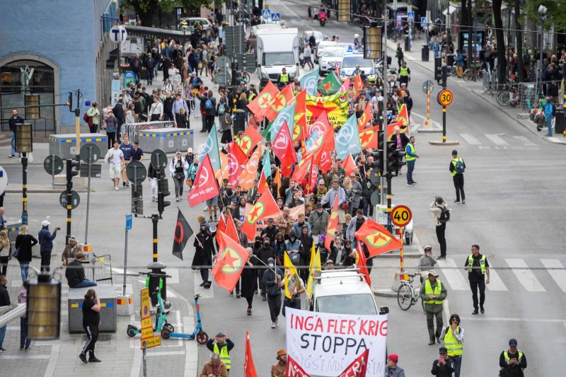 ▲數以百計民眾4日聚集在斯德哥爾摩示威，抗議為化解土耳其反對瑞典加入北大西洋公約組織（NATO）而制定的新反恐法。（圖／美聯社／達志影像）