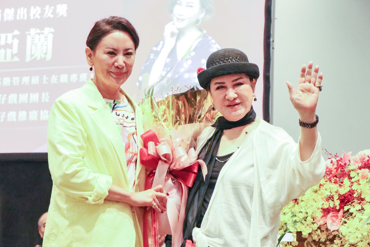 ▲陳亞蘭歌仔戲團團長陳亞蘭今（5）日成為台師大管理學院成立15年來，首位傑出校友獲獎者，其恩師、歌仔戲國寶楊麗花（右）驚喜現身獻花，讓她感動落淚。（圖／台師大提供）