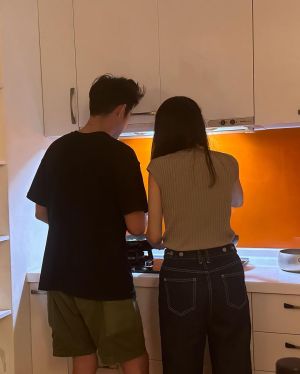 ▲王柏傑（左）、謝欣穎一起下廚居家照。（圖／翻攝自謝欣穎Instagram）