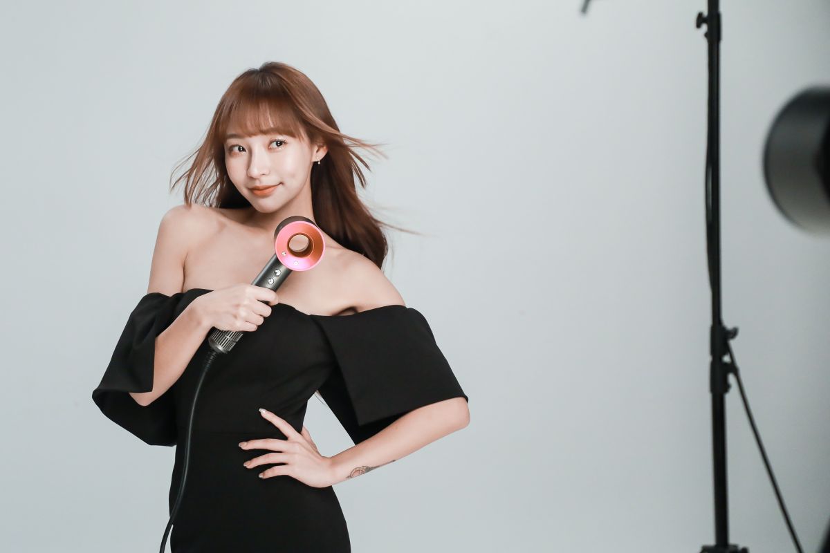 ▲林襄鬆口「理想型」條件，認為會幫女生吹頭髮的男生很MAN很溫柔。（圖／東森購物提供）