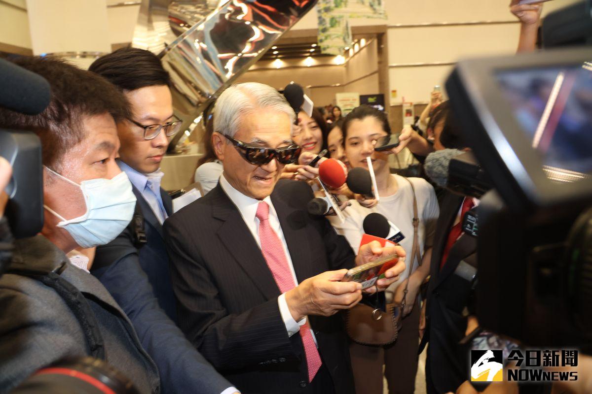 ▲新光金經營權受矚目！台北醫學大學今（5）日畢業典禮，吳東亮獲頒名譽博士，哥哥吳東進驚喜現身表示「是我們家的光榮」。（圖／攝影記者陳明中）