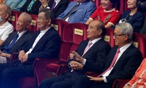 ▲臺北醫學大學今(5)日舉行畢業典禮,台新金控董事長吳東亮獲頒名譽博士,吳東進拿手機紀錄吳東亮在台上的身影。(圖/擷取自臺北醫學大學直播現場畫面) ▲臺北醫學大學今(5)日舉行畢業典禮,台新金控董事長吳東亮獲頒名譽博士,吳東進拿手機紀錄吳東亮在台上的身影。(圖/擷取自臺北醫學大學直播現場畫面)