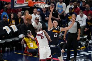Bam Adebayo上籃得分,Nikola Jokic阻擋不及,金塊被防守表現影響進攻 ▲Bam Adebayo上籃得分,Nikola Jokic阻擋不及,金塊被防守表現影響進攻。(圖/美聯社/達志影像)