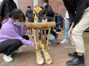 ▲許佑朋(中)在環境視覺設計課程中製作竹椅，並於2021年龍崎光節空山祭中祭出（圖／崑山科大提供）
