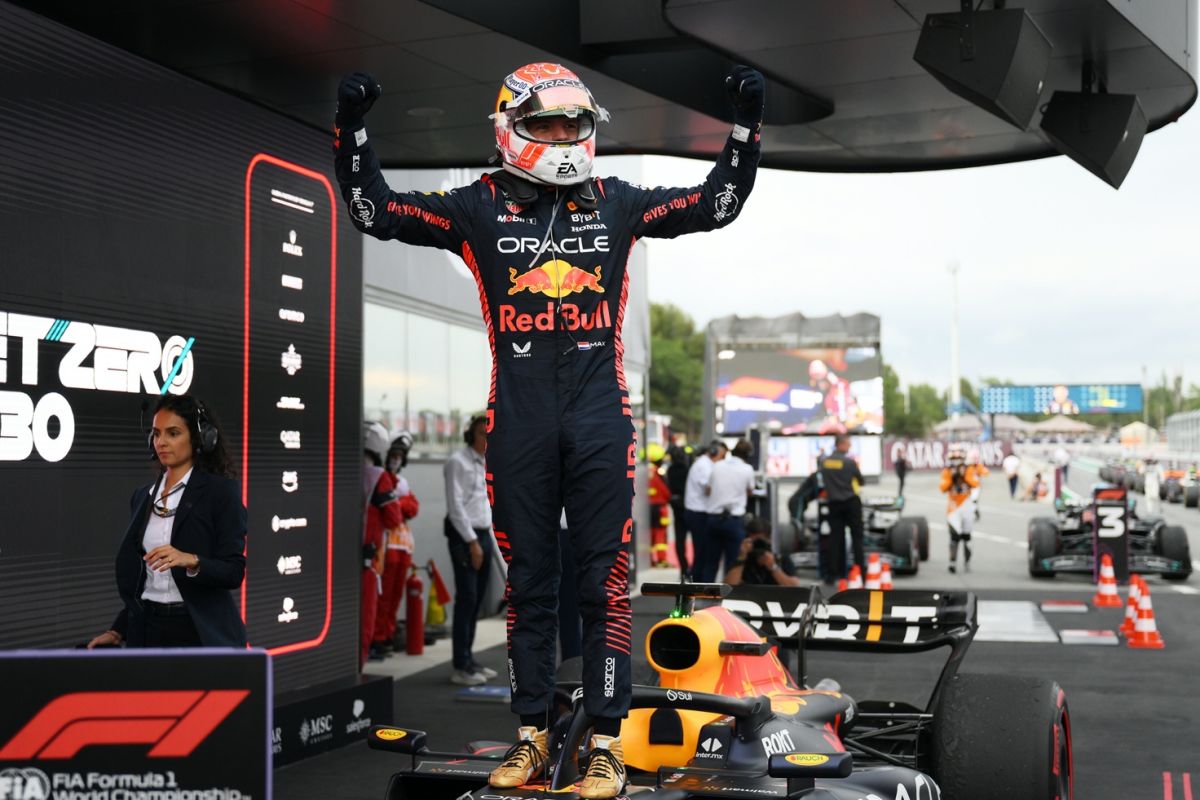 ▲Red Bull車隊的Max Verstappen，從竿位起跑一路領先到終點，最終以24.09秒的差距勝過賓士車隊的Lewis Hamilton及George Russell，並包攬最快單圈速度。（圖／Red Bull提供）