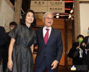 ▲台新金控董事長吳東亮(圖右)獲頒臺北醫學大學名譽博士,圖左為吳東亮夫人彭雪芬。(圖/特約攝影記者陳明中) ▲台新金控董事長吳東亮(圖右)獲頒臺北醫學大學名譽博士,圖左為吳東亮夫人彭雪芬。(圖/特約攝影記者陳明中)