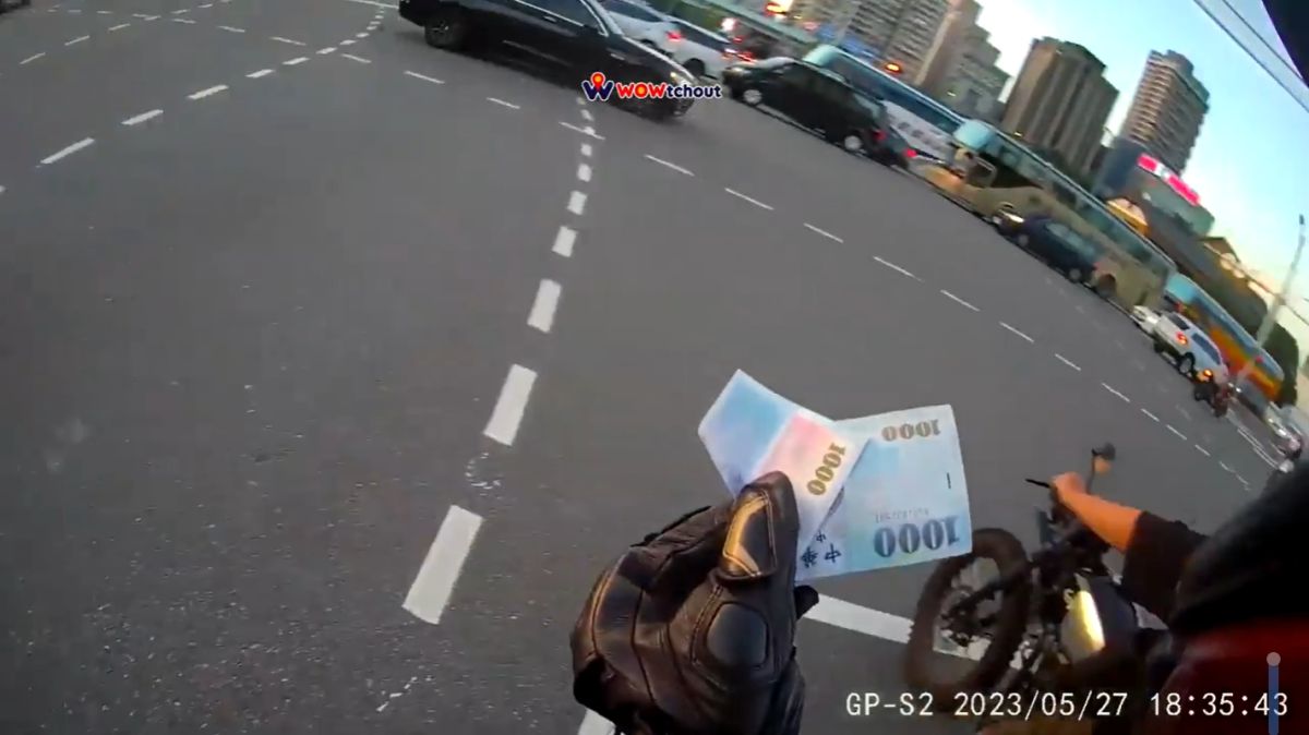 ▲男騎士在北市北門附近停等紅燈時，眼尖見1張千元鈔滾滾而來，他撿起捐款有觸法之嫌。（圖／Wowtchout - 地圖型行車紀錄器分享平台授權）