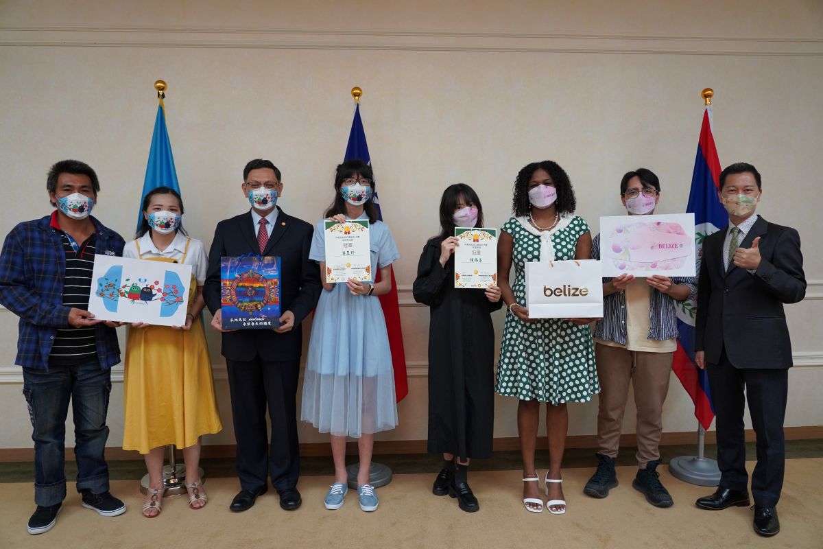 ▲貝里斯大使（右3）、瓜地馬拉大使（左3）、中美洲經貿辦事處廖鴻達主任（右1）、貝里斯作品冠軍陳雨柔（右4）、瓜地馬拉作品冠軍潘玉玲（左4）及他們的親友一起出席這次的口罩設計比賽頒獎儀式。（圖／中美洲經貿辦事處提供）