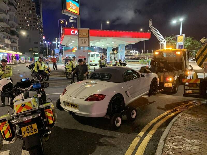 ▲香港一名車牌為「US8964」的保時捷車主無奈表示，自己的愛車在銅鑼灣遭港警包圍，最後被拖吊車帶離現場。（圖／翻攝自臉書社團「地板友 Flat Out Club」）