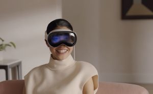 Apple Vision Pro是救星?郭明錤喊「出貨量非重點」要先說服這點 ▲即使完全沈浸,EyeSight 亦能讓使用者在配戴 Apple Vision Pro 時依然與周圍的人保持連結。(圖/官方提供)