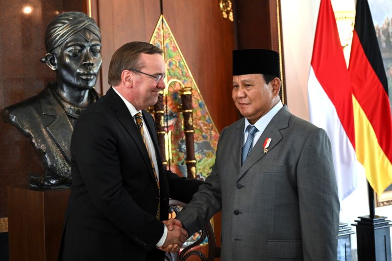 ▲德國國防部長佩斯托瑞斯（Boris Pistorius）與印尼國防部長普拉伯沃（Prabowo Subianto）於雅加達一場會議討論兩國日益增長的合作關係。（圖／美聯社／達志影像）