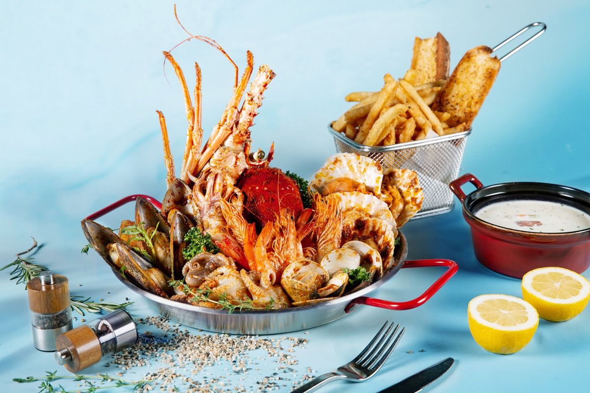 ▲台北萬豪酒店Lobby Lounge晚餐限時推出「豪Chill海鮮盤」，有多種海味，搭配濃湯、麵包每份1799+10%元，升級成整隻龍蝦再加價199 +10%元。（圖／台北萬豪酒店提供）