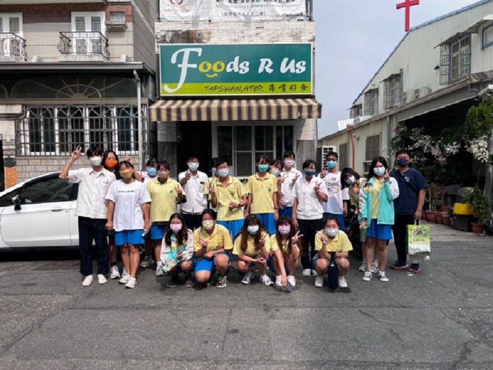 ▲高雄市立中山高中參訪在地菲律賓餐廳了解移工生活圈並體驗親手做菲律賓美食。（圖／教育部）