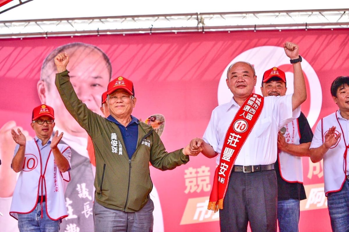 ▲前嘉義市議長莊豐安（右）涉詐領助理費，檢方諭令10萬交保。（圖／翻攝自莊豐安臉書）