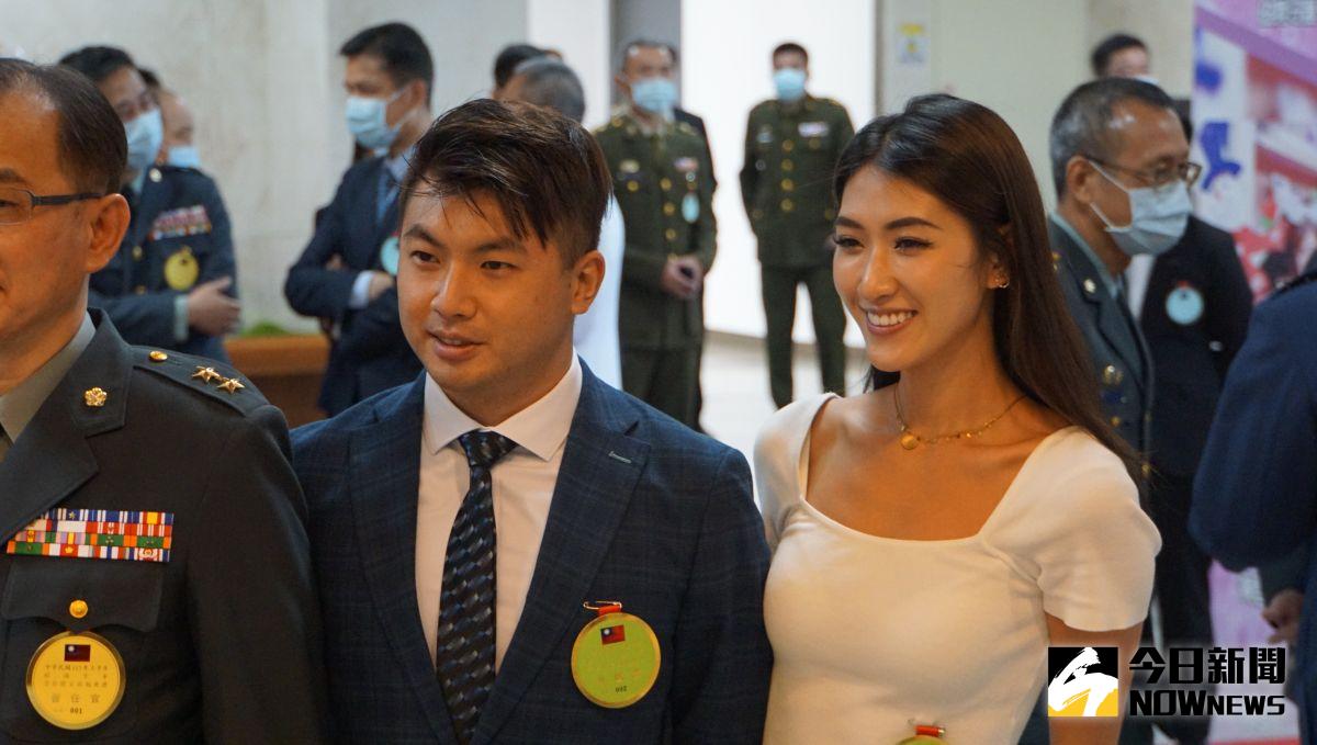 國軍將領勗勉典禮「嬌點」是她!中將女兒笑容甜美獲讚有仙氣 政治快訊 要聞 NOWnews今日新聞