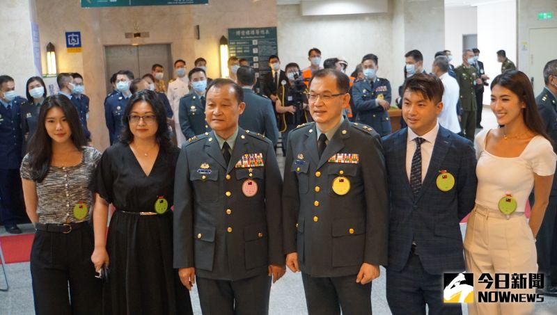 ▲ 國防部採購室主任趙亞平(右三)一對女兒外型亮眼,成為將官勗勉典禮的亮點。(圖/記者呂炯昌攝,2023.06.06)