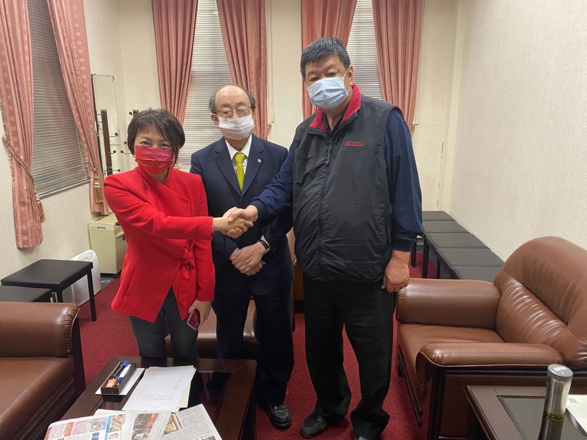 ▲范雲指控陳雪生涉用肚子對他進行性騷擾，台北地院今判決判陳雪生需賠償8萬元；陳稍早則發三點聲明否認性騷，並痛陳司法已死。（圖／翻攝陳雪生臉書）