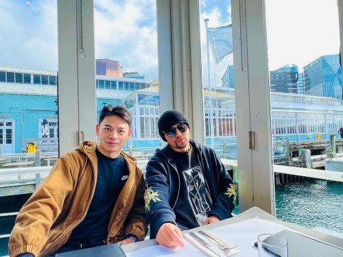 ▲周杰倫（右）PO第一張和阿Ken帥氣看鏡頭。（圖 ／周杰倫IG）