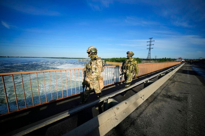 ▲烏克蘭南部的新卡霍夫卡大壩（Nova Kakhovka Dam）大壩，最新傳出壩體遭到破壞，可能會讓周遭地區遭到洪水淹沒。圖為俄羅斯部隊巡視大壩的資料照片。（圖／美聯社／達志影像）