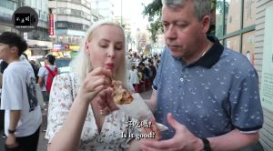▲Diana爸爸媽媽在寧夏夜市暴風吃入美食,誇讚烤雞腿排串非常好吃。(圖/不要鬧工作室YT) ▲Diana爸爸媽媽在寧夏夜市暴風吃入美食,誇讚烤雞腿排串非常好吃。(圖/不要鬧工作室YT)