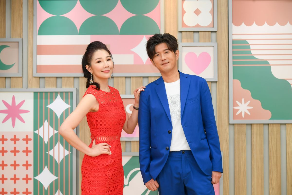 ▲《婆媳當家》主持人林書煒（左）透露自己有教正妹女兒性教育。（圖／三立提供）