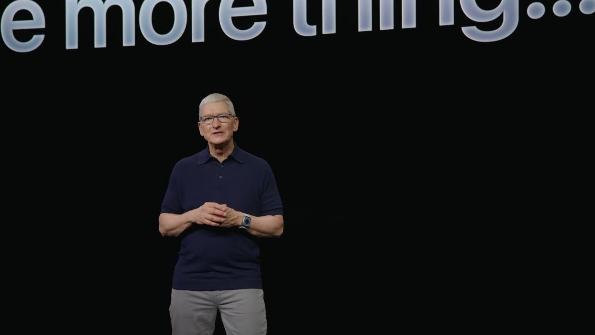 ▲好久不見的「One More Thing」，果真帶來驚喜！由蘋果執行長庫克公布蘋果首款頭戴裝置「Vision Pro」。（圖／翻攝直播影片）