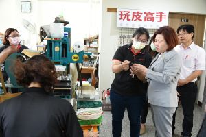 勞動部長許銘春訪台南西港培力就業計畫單位 大讚手藝精湛
