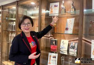 磊山保經董事長李佳蓉形容自己個性滿大姐頭又雞婆,但也因這個性,造就她很多本事,也累積創業實力。(圖/記者顏真真攝) ▲磊山保經董事長李佳蓉形容自己個性滿大姐頭又雞婆,但也因這個性,造就她很多本事,也累積創業實力。(圖/記者顏真真攝)