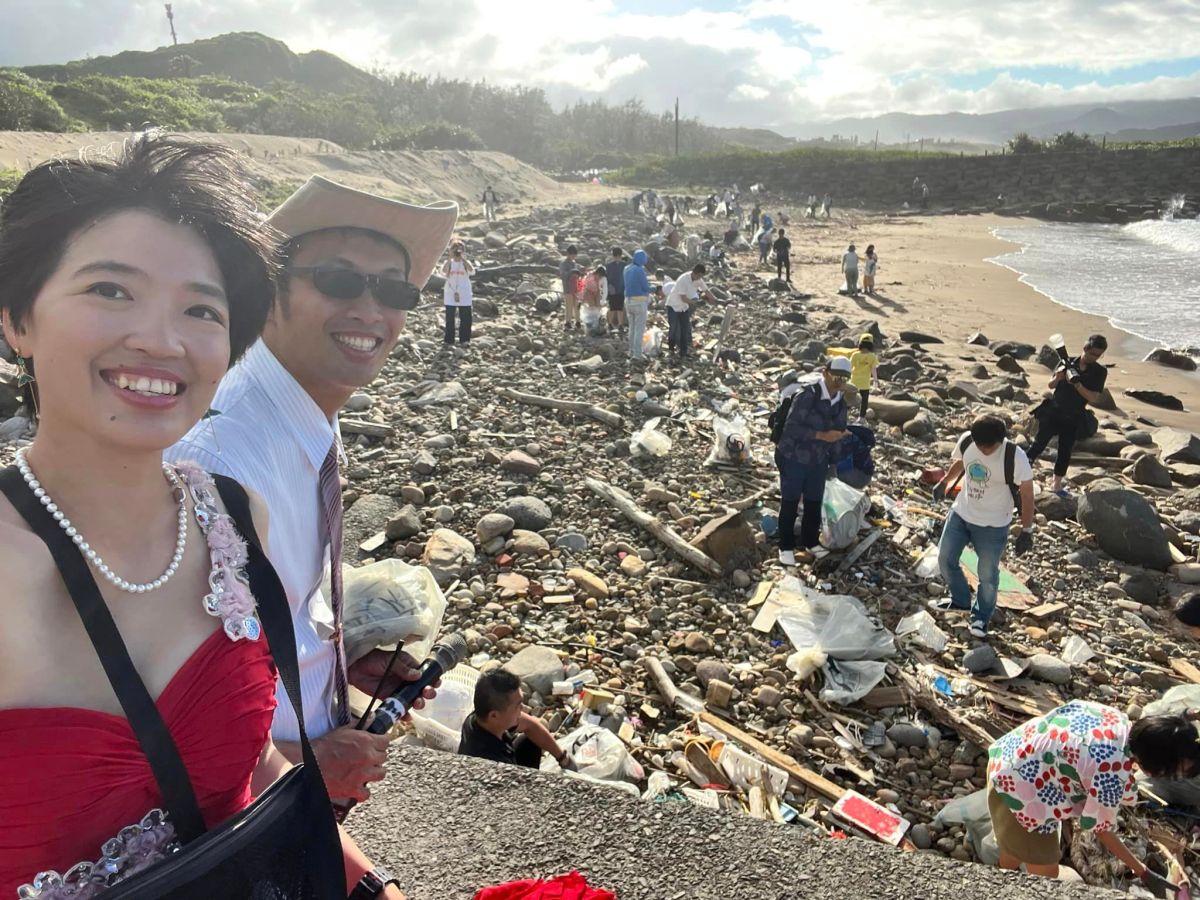 ▲人稱「海龜女俠」的海洋工作者郭芙，公開她的超狂婚禮，用專車載賓客到海邊撿垃圾，最後大家共撿了450公斤海廢。（圖／傅士鑄x憶思攝影工作室提供）