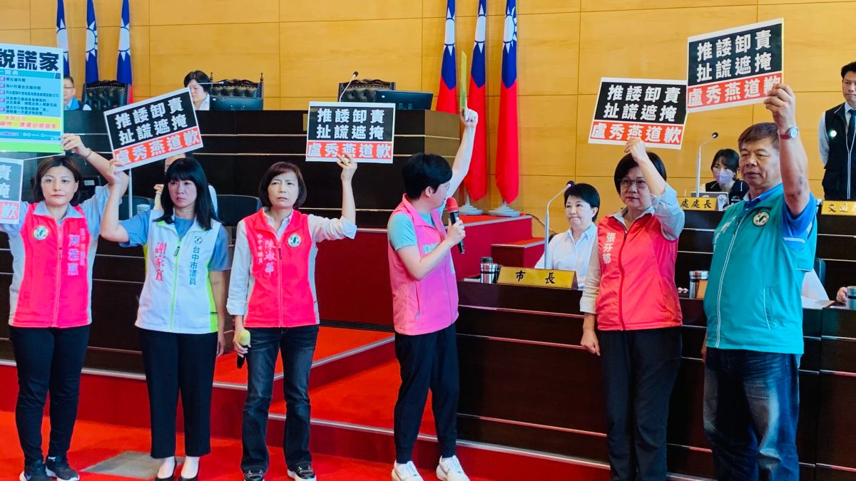 ▲多位民進黨市議員拿標語牌站在盧秀燕備詢席前，要求她針對中捷事故公開道歉。（圖／記者顏幸如攝，2023.06.06）