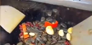 夜市賣「爆炒鵝卵石」1份69元 驚人吃法曝光!一不留神得送醫 ▲老闆說吸完後的石頭不用還給他。(圖/翻攝微博)