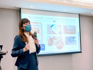 雲豹能源總經理趙書閔在會中擔任主講者 ▲雲豹能源總經理趙書閔在會中擔任主講者,向各界投資法人分享企業「綠能界波克夏」經營模式,並分享再生能源與AI結合大趨勢。(圖/雲豹能源提供)
