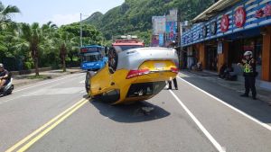 恍神追撞違停車！基隆小黃「四輪朝天」躺路中　7旬運將受傷送醫
