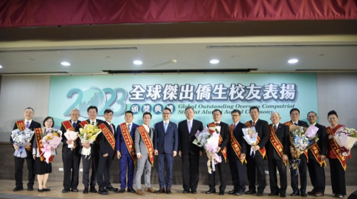 ▲全球傑出僑生校友頒奬典禮，阮昭雄（中左）、呂元榮（中右）與得奬人合影。（圖／僑委會）
