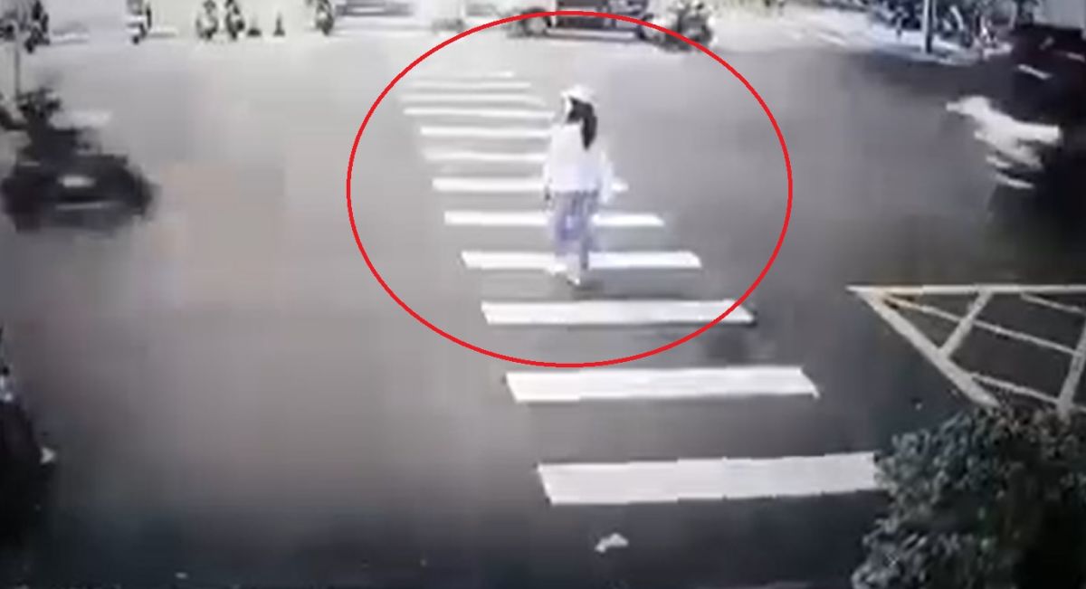 ▲女子準備過馬路，該路口並無交通號誌燈，女子左右觀望10多秒，都無車輛願意禮讓，等到車流漸少才徒步走過斑馬線，未料快到對面時，卻遭一台高速行駛的機車當場撞飛。（圖／翻攝記者爆料網） 