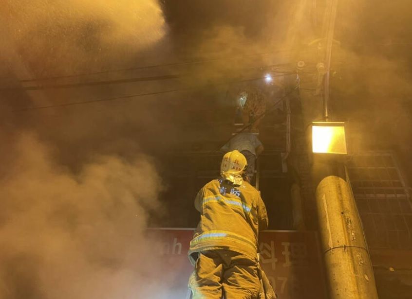 ▲7日凌晨，新竹縣竹北市中山路、一間越南小吃店發生火警，消防局獲報後，隨即派遣人車趕抵救援，現場共救出4人，所幸均意識清楚，未送醫。（圖／翻攝畫面） 