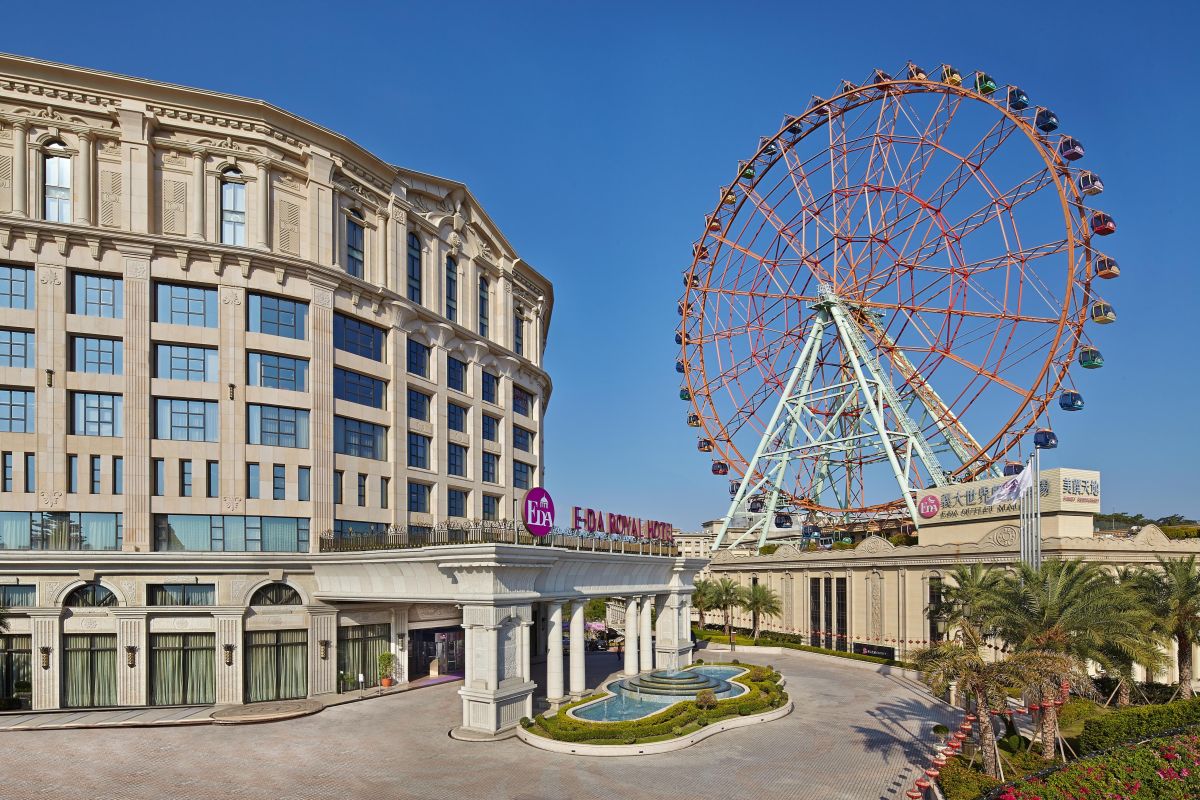 ▲高雄義大世界裡兩家飯店與台灣高鐵合作推飯店聯票，其中義大皇家推「搭高鐵．親子暢遊住義大」住宿優惠專案，售價4088元起，可入住經典客房或是雅緻家庭房並附自助式早餐兩客。（圖／義大世界提供）