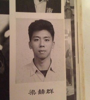 ▲梁赫群PO出18歲照片，網友指出神似演員王大陸。（圖 ／梁赫群臉書）