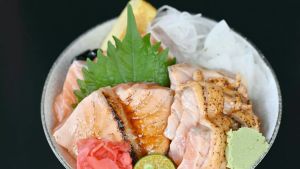 ▲傳統日料店內大多會看到的是以紫蘇葉來襯生魚片、壽司，通常是外帶時，才會看到像是塑膠葉的山形葉。（圖／NASH，神之領域）