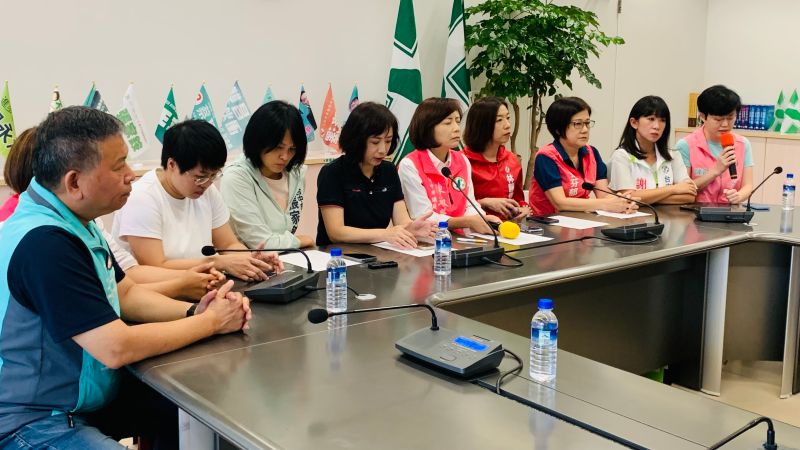 ▲台中市綠營女性民代沈痛出面控訴羅廷瑋,過去幾年不斷訕笑、霸凌賴佳微。(圖/記者顏幸如攝,2023.06.07)