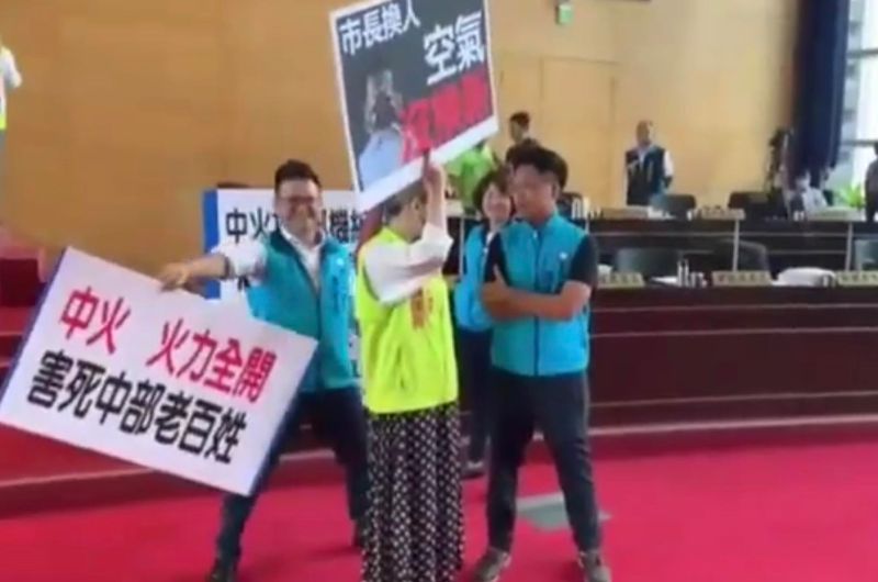▲4年前台中市議會爆發議事衝突,市議員賴佳微指控羅廷瑋(右一)性騷擾。(圖/翻攝賴佳微臉書,2023.06.07)
