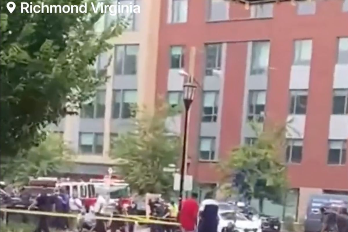 ▲美國維吉尼亞州里奇蒙（RIchmond）胡格諾高中（Huguenot High School）畢業典禮爆發槍擊案，造成2死5傷，19歲開槍男子在現場被逮捕。（圖／翻攝自@rawsalerts推特）