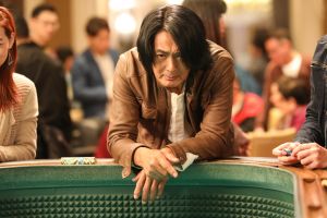 《賭神》周潤發重返賭途 狠打自己巴掌不手軟