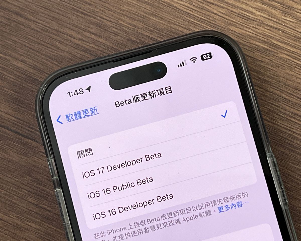 ▲即便可以更新iOS 17開發者Beta版，但科技達人廖阿輝表示，不建議一般民眾在第一時間更新，因測試版系統的穩定度差，很多App可能會出現閃退的狀況。（圖／周淑萍攝）