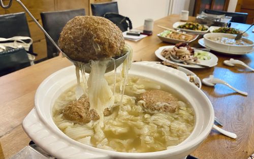 老店新生/名眷村菜「趙海真私廚」插旗六張犁 拳頭大獅子頭再現 ▲▲周潤發來台指名要吃而暴紅的「海真私房菜」,六張犁再開幕由姊姊親自掌勺的「趙海真私廚」。以預約制無菜單的私廚餐廳,重現懷念的眷村菜滋味,尤其拳頭大的紅燒獅子頭值得一嚐。(圖/記者蕭涵云攝)