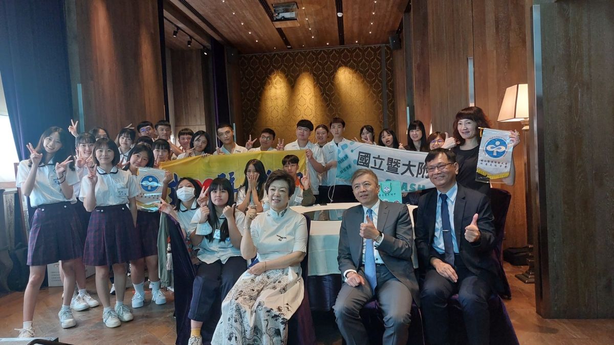 ▲台積電慈善基金會張淑芬董事長(中)與雲朗觀光集團盛治仁總經理(右一)暨大附中黃方伯校長共同見證孩子的學習與成長（圖／台積電慈善基金會提供）